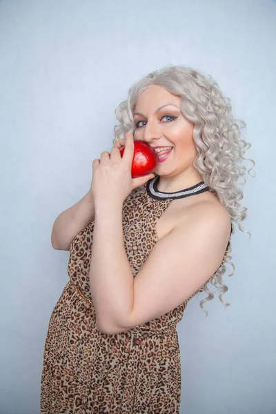 Пухка Блондинка Літній Сукні Позує Великим Червоним Яблуком Білому Фоні — стокове фото