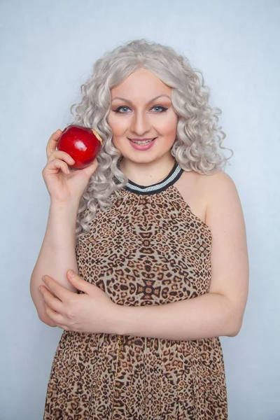 Chubby Blond Dívka Letní Šaty Pózování Velké Červené Jablko Bílém — Stock fotografie