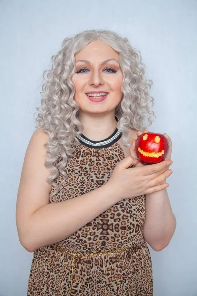 Mollig Blond Meisje Dragen Zomerjurk Poseren Met Grote Rode Appel — Stockfoto