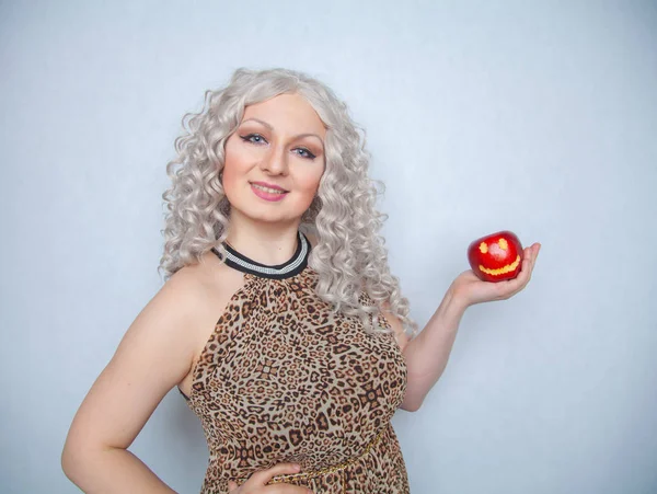 Gruba Blondynka Letniej Sukience Pozowanie Duże Czerwone Jabłko Białym Tle — Zdjęcie stockowe