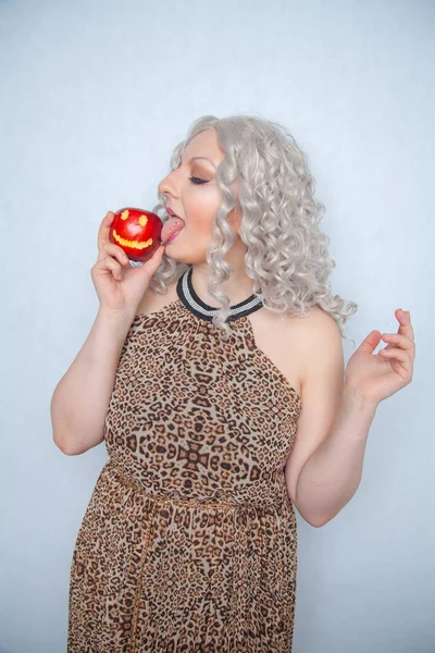 Mollig Blond Meisje Dragen Zomerjurk Poseren Met Grote Rode Appel — Stockfoto