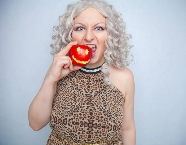 Gordita Chica Rubia Con Vestido Verano Posando Con Gran Manzana — Foto de Stock