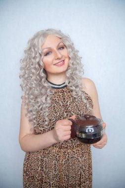 sevimli beyaz tombul kız ile bir su ısıtıcısı ellerini beyaz bir stüdyo düz arka plan günü kahvaltıda taze demlendi kahve