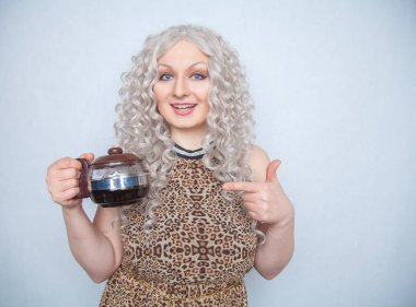 sevimli beyaz tombul kız ile bir su ısıtıcısı ellerini beyaz bir stüdyo düz arka plan günü kahvaltıda taze demlendi kahve