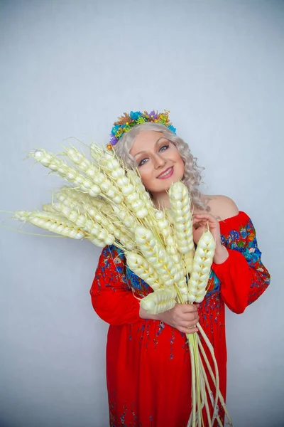 Schöne Mollige Blonde Mädchen Rotem Kleid Mit Weizenstrauß Auf Weißem — Stockfoto