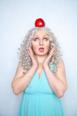 başında beyaz katı Studio arka planda büyük bir Kırmızı elma ile şirin kız