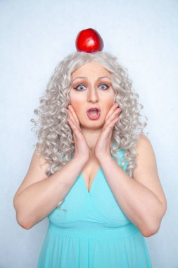 başında beyaz katı Studio arka planda büyük bir Kırmızı elma ile şirin kız