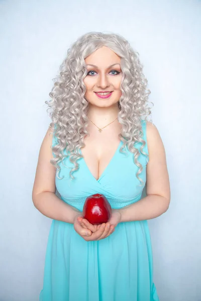 Blond Kudrnatá Dívka Modrých Šatech Hospodářství Chutné Velké Červené Jablko — Stock fotografie