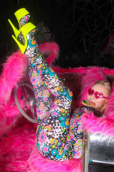 クラブ パーティー ピンク ファー クレイジー生活クラブの準備とミラー車による酸キャラクター スタイル スパンデックス キャット スーツでブロンドの女の子 — ストック写真
