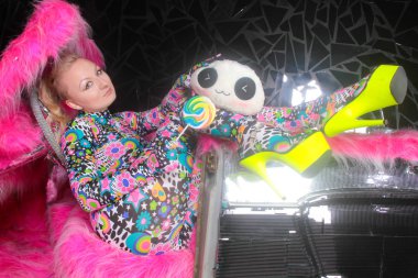 asit anime tarzı spandex catsuit ayna araba pembe kürklü hayat clubbing crazy için hazır ile kulüp parti sarışın kız