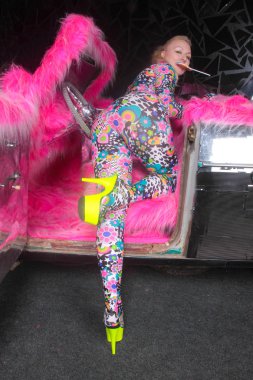 asit anime tarzı spandex catsuit ayna araba pembe kürklü hayat clubbing crazy için hazır ile kulüp parti sarışın kız
