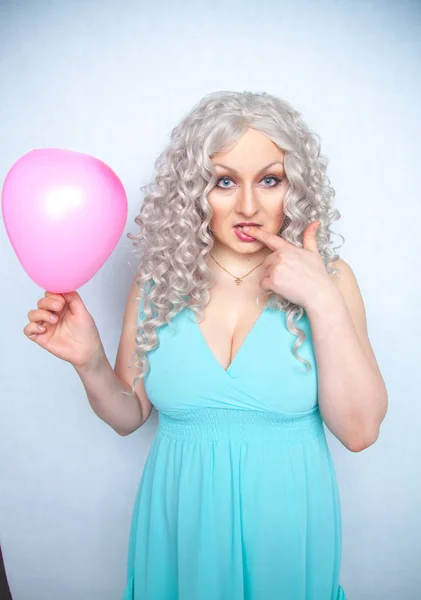Mooie Blonde Vrolijk Meisje Met Roze Luchtballon Witte Studio Achtergrond — Stockfoto