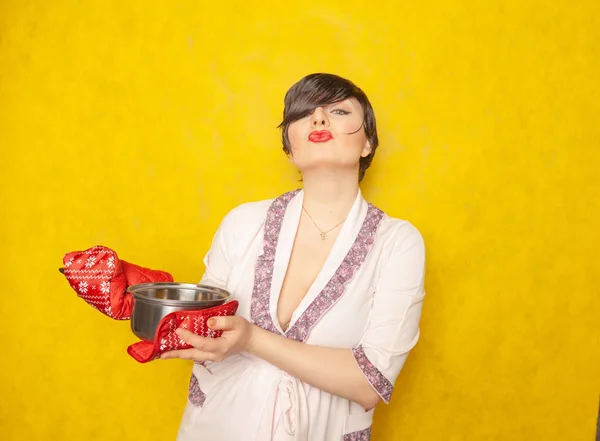 Caucasian Housewife Prepares Meal Brunette Stands Bathrobe Pan Pot Holders — Stock Photo, Image