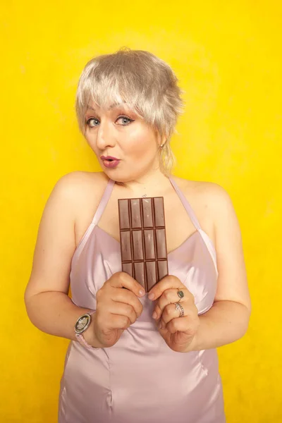Docela Chubby Dívka Čokolády Pevné Pozadí Žluté Studio — Stock fotografie