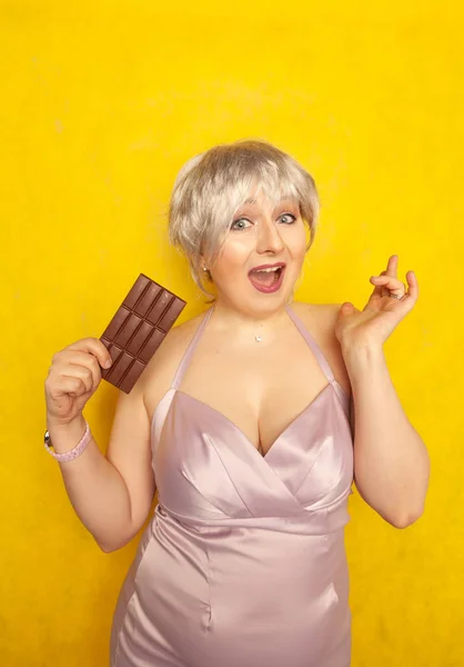 Docela Chubby Dívka Čokolády Pevné Pozadí Žluté Studio — Stock fotografie