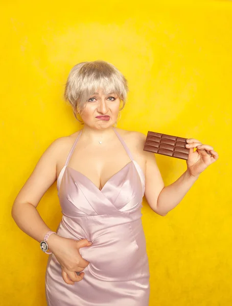 Baculatá Žena Stojí Nešťastný Obličej Čokolády Ruce Dotýká Tuk Břiše — Stock fotografie