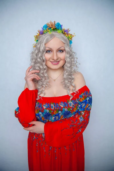 Bonito Gordinha Menina Com Flores Branco Encaracolado Cabelo Vermelho Rústico — Fotografia de Stock