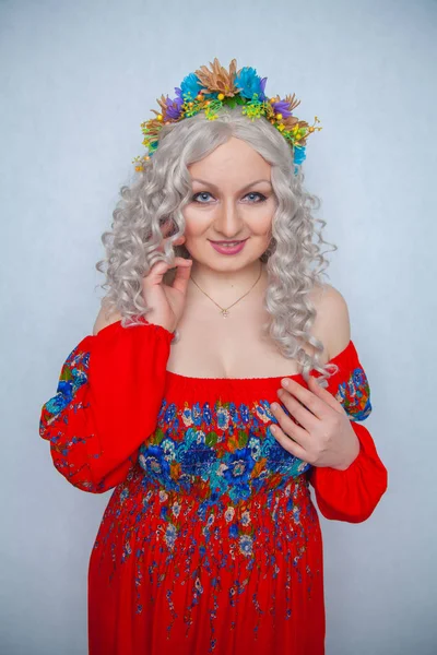 Bonito Gordinha Menina Com Flores Branco Encaracolado Cabelo Vermelho Rústico — Fotografia de Stock