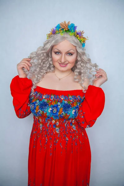 Bonito Gordinha Menina Com Flores Branco Encaracolado Cabelo Vermelho Rústico — Fotografia de Stock