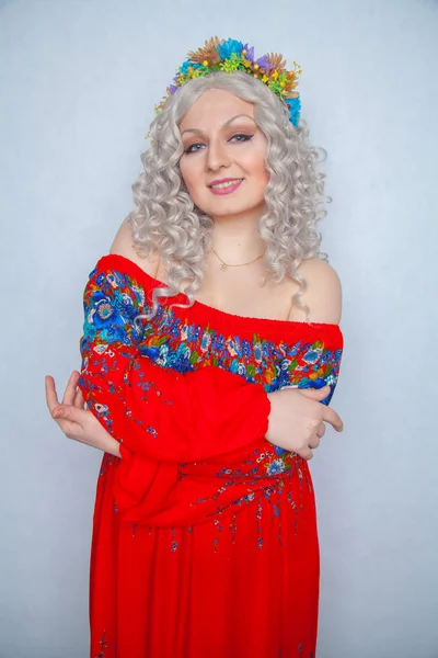 Bonito Gordinha Menina Com Flores Branco Encaracolado Cabelo Vermelho Rústico — Fotografia de Stock