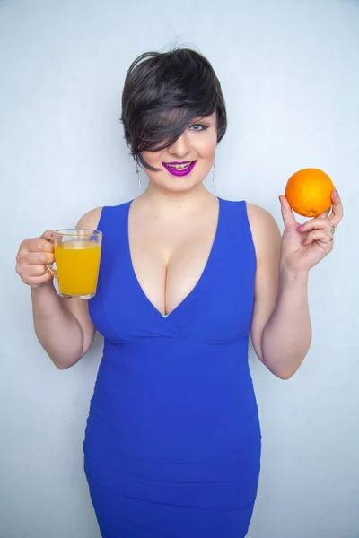 Elég Dundi Barna Kezében Egy Narancssárga Gyümölcs Üveg Csésze Egészséges — Stock Fotó
