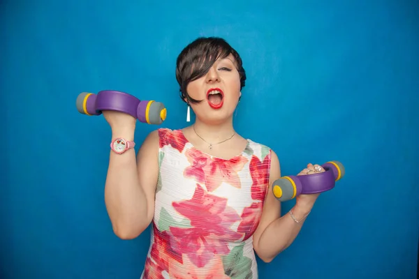 Plump Joyful Emotional Girl Short Hair Tries Sports Dumbbells Healthy — Stock Photo, Image