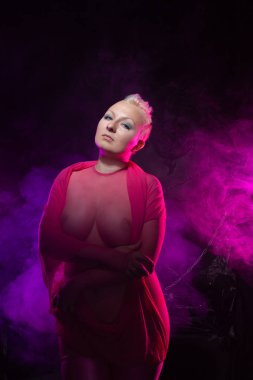 kısa beyaz saç şeffaf giyen ile çıplak tombul kadın örgü pembe catsuit 