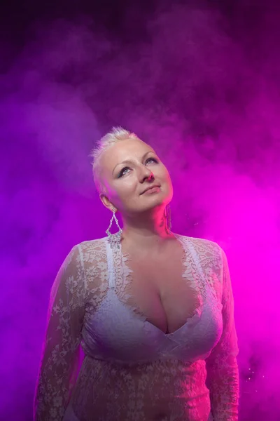 Mollige Sexy Frau Trägt Weißes Sexy Spitzenkleid Und Dessous Rauch — Stockfoto