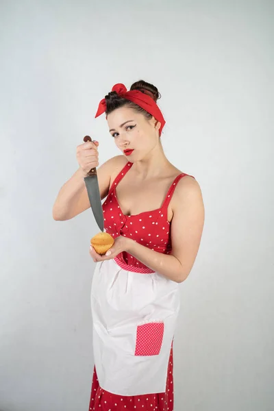 Επικίνδυνη Pin Κορίτσι Νοικοκυρά Φόρεμα Κόκκινο Πουά Ρετρό Στέκεται Ένα — Φωτογραφία Αρχείου