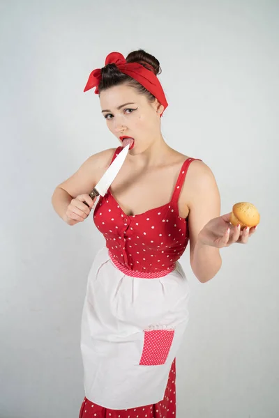Niebezpieczne Pin Girl Gospodyni Czerwone Grochy Vintage Sukienka Stoi Ogromna — Zdjęcie stockowe