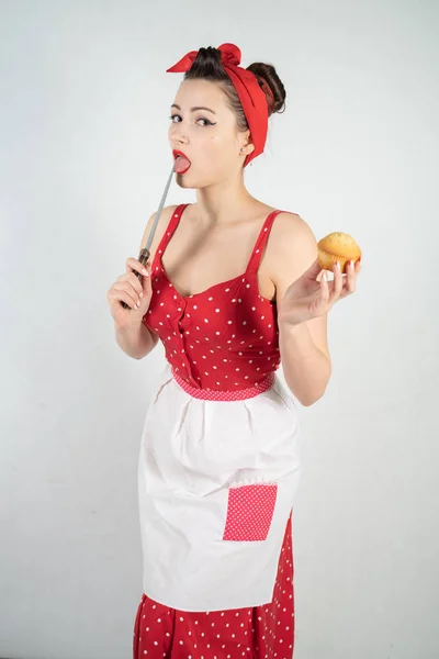 Gevaarlijke Pin Girl Huisvrouw Rode Vintage Polka Dot Jurk Staat — Stockfoto