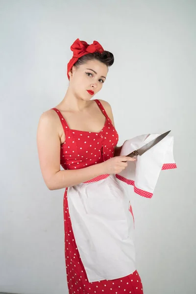 Επικίνδυνη Pin Κορίτσι Νοικοκυρά Φόρεμα Κόκκινο Πουά Ρετρό Στέκεται Ένα — Φωτογραφία Αρχείου