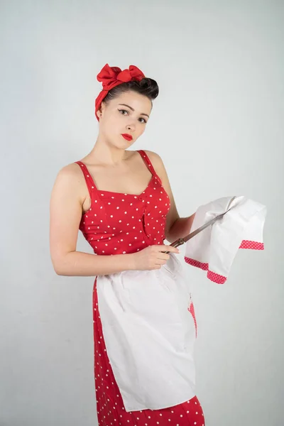 Gevaarlijke Pin Girl Huisvrouw Rode Vintage Polka Dot Jurk Staat — Stockfoto