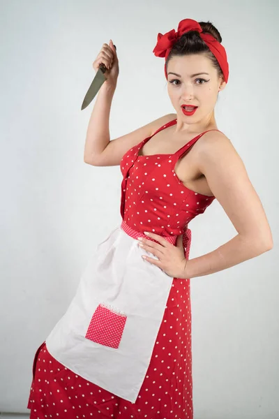 Gefährliche Pin Hausfrau Roten Vintage Tupfen Kleid Steht Mit Einem — Stockfoto