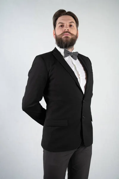 Kaukasische Dienaar Met Een Baard Een Formele Business Suit Staat — Stockfoto