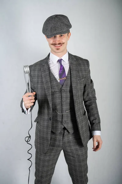 Homme Costume Rétro Tient Tient Une Chaudière Eau Vintage Sur — Photo