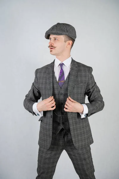 Vintage Engelsk Man Med Rutig Kostym Vit Studio Gedigen Bakgrund — Stockfoto