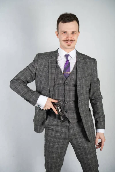 ホワイト スタジオの固体背景に銃で市松模様のビジネス スーツとヴィンテージ英語探偵 — ストック写真
