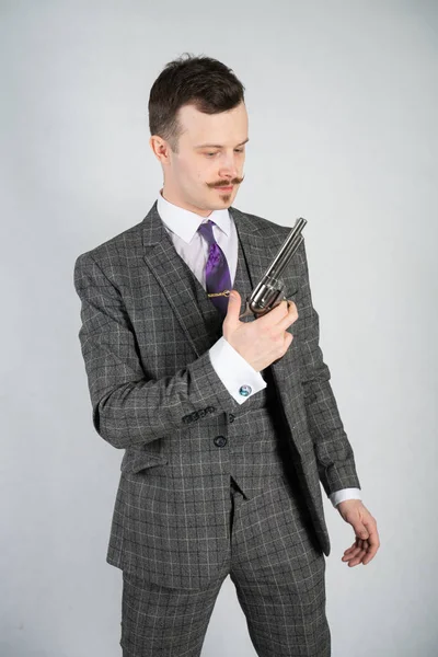 ホワイト スタジオの固体背景に銃で市松模様のビジネス スーツとヴィンテージ英語探偵 — ストック写真
