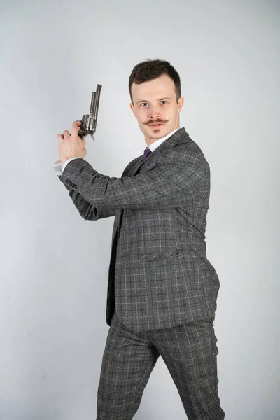 Vintage Engelse Detective Met Een Geruite Pak Met Een Kanon — Stockfoto