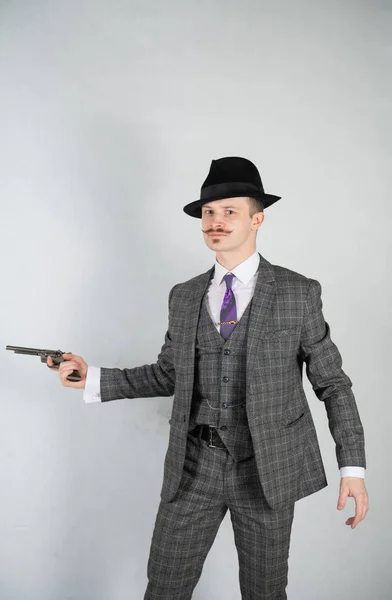 老式英国侦探与格子西装与枪在白色工作室坚实的背景 — 图库照片