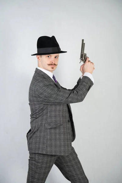 Vintage Engelse Detective Met Een Geruite Pak Met Een Kanon — Stockfoto