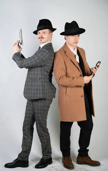 Dwóch Przyjaciół Ubrane Ubrania Vintage Przedstawiają Retro Detektywów Szpiedzy Klasycznym — Zdjęcie stockowe