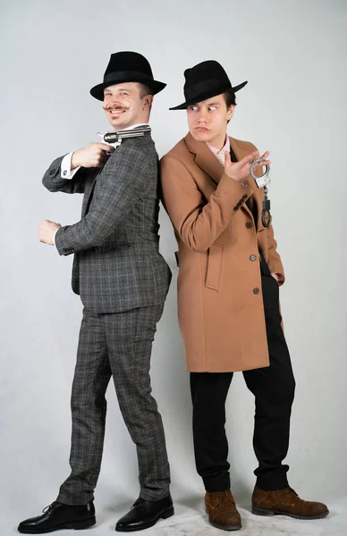 Twee Vrienden Gekleed Vintage Kleding Verbeelden Retro Detectives Spionnen Engelse — Stockfoto