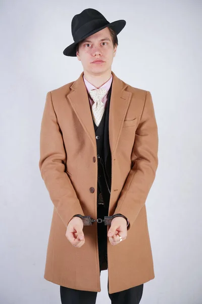 Ung Man Svart Kostym Och Beige Mode Kappa Med Elegant — Stockfoto