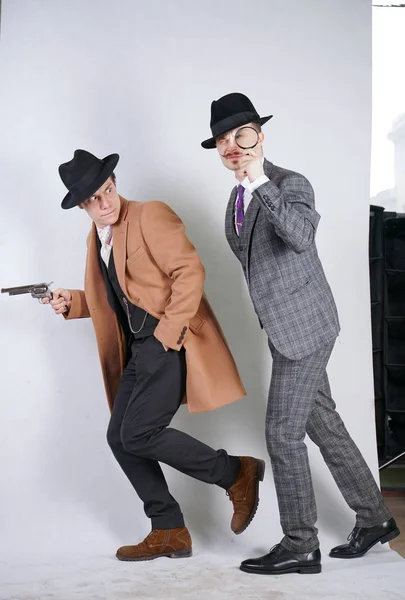 Twee Kaukasische Detective Mannen Retro Pakken Met Vintage Hoeden Sneak — Stockfoto