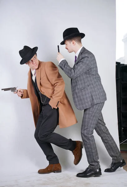Twee Kaukasische Detective Mannen Retro Pakken Met Vintage Hoeden Sneak — Stockfoto