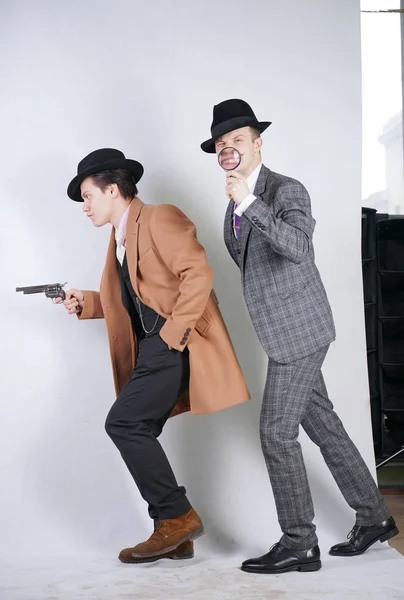Två Vita Detektiv Män Retro Kostymer Med Vintage Hattar Smyga — Stockfoto