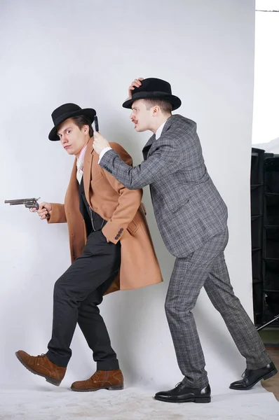 Två Vita Detektiv Män Retro Kostymer Med Vintage Hattar Smyga — Stockfoto