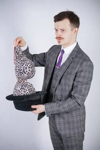 Takım Elbiseli Genç Adam Şapkasını Leopar Sütyen Çeker Ama Hileler — Stok fotoğraf